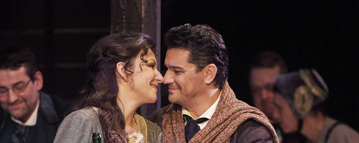 &raquo;La boh&egrave;me&laquo;, 2. Akt: Mimi (Irina Lungu) mit ihrem Rodolfo (Saimir Pirgu) am Weihnachtsabend im Pariser Caf&eacute; Momus &copy; Wiener Staatsoper GmbH/Michael P&ouml;hn