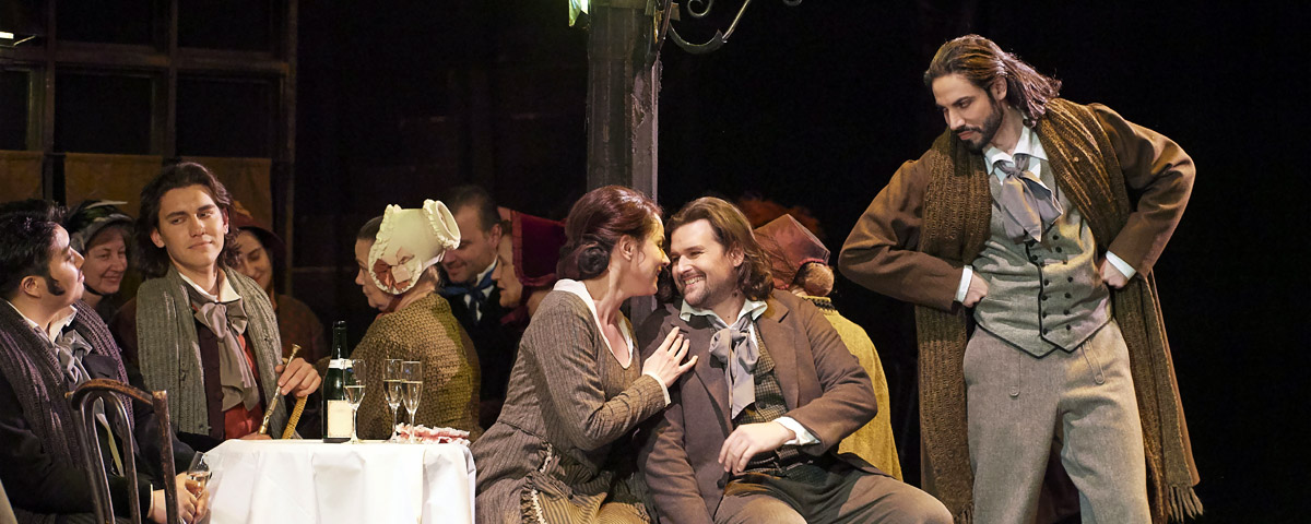 &raquo;La Boh&egrave;me&laquo;, 2. Akt: Jongmin Park (Colline), Igor Onishchenko (Schaunard), Anita Hartig (Mim&igrave;), Jean-Fran&ccedil;ois Borras (Rodolfo) und Alessio Arduini (Marcello) im Caf&eacute; Momus &copy; Wiener Staatsoper GmbH/Michael P&ouml;hn