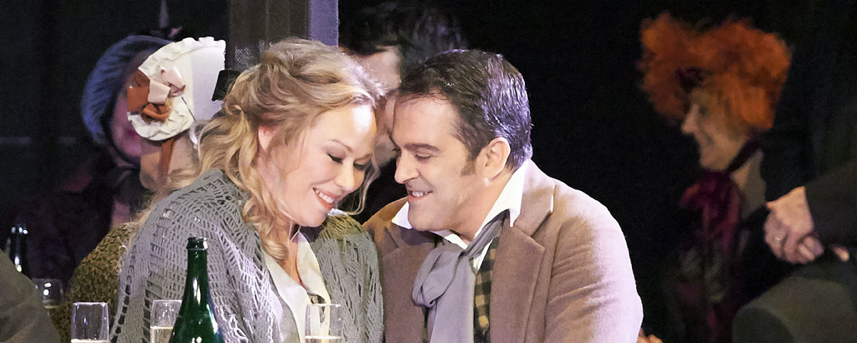 &raquo;La Boh&egrave;me&laquo;, 2. Akt: Marita S&oslash;lberg (Mim&igrave;) und Piero Pretti (Rodolfo) im Caf&eacute; Momus &copy; Wiener Staatsoper GmbH/Michael P&ouml;hn
