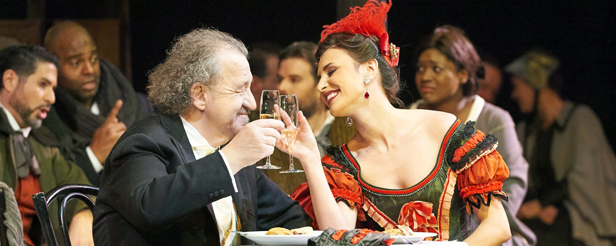 &raquo;La Boh&egrave;me&laquo;, 2. Akt: Valentina Naforniţa (Musetta) und Alfred &Scaron;ramek (Alcindoro) im Caf&eacute; Momus &copy; Wiener Staatsoper GmbH/Michael P&ouml;hn