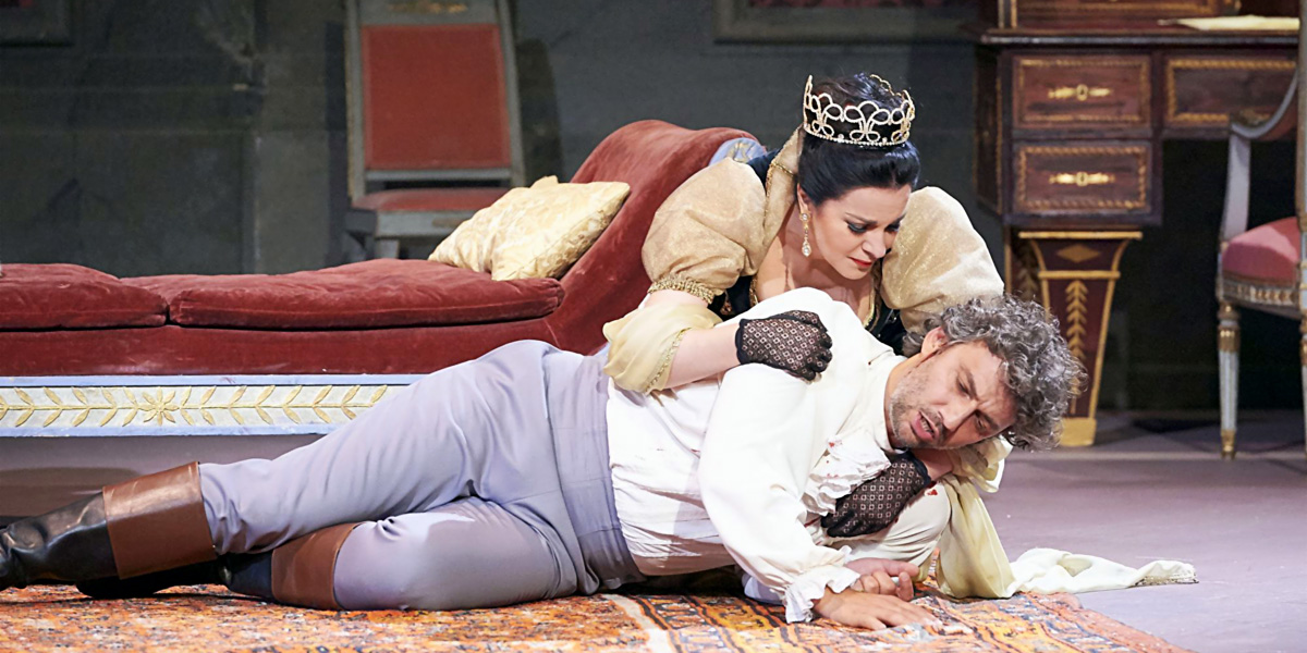 &raquo;Tosca&laquo;, 2. Akt: Tosca (Angela Gheorghiu) in Sorge um ihren geliebten Cavaradossi (Jonas Kaufmann) &copy; Wiener Staatsoper/Michael P&ouml;hn