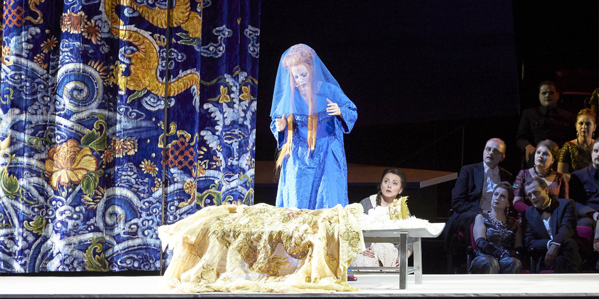 &raquo;Turandot&laquo;, 2. Akt: Lise Lindstrom (Turandot), Anita Hartig (Li&ugrave;) und der Staatsopernchor als interessiertes Publikum &copy; Wiener Staatsoper GmbH/Michael P&ouml;hn