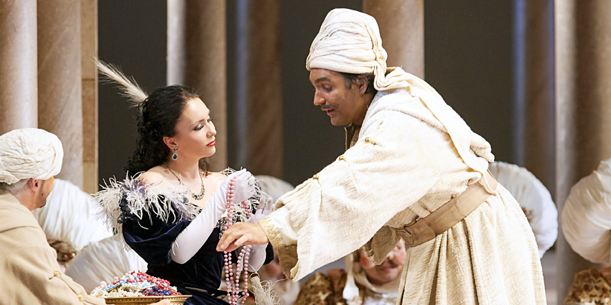 &raquo;L&rsquo;Italiana in Algeri&laquo;, 1. Akt: Mustaf&agrave; (Adam Plachetka) wirbt um die Italienerin Isabella (Margarita Gritskova) &copy; Wiener Staatsoper GmbH/Michael P&ouml;hn