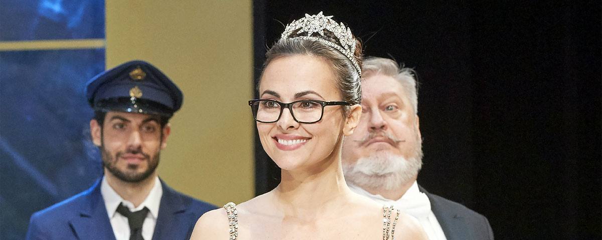 &raquo;La Cenerentola&laquo;, 2. Akt: Alessio Arduini (Dandini), Isabel Leonard (Angelina) und Paolo Rumertz (Don Magnifico) &copy; Wiener Staatsoper GmbH/Michael P&ouml;hn
