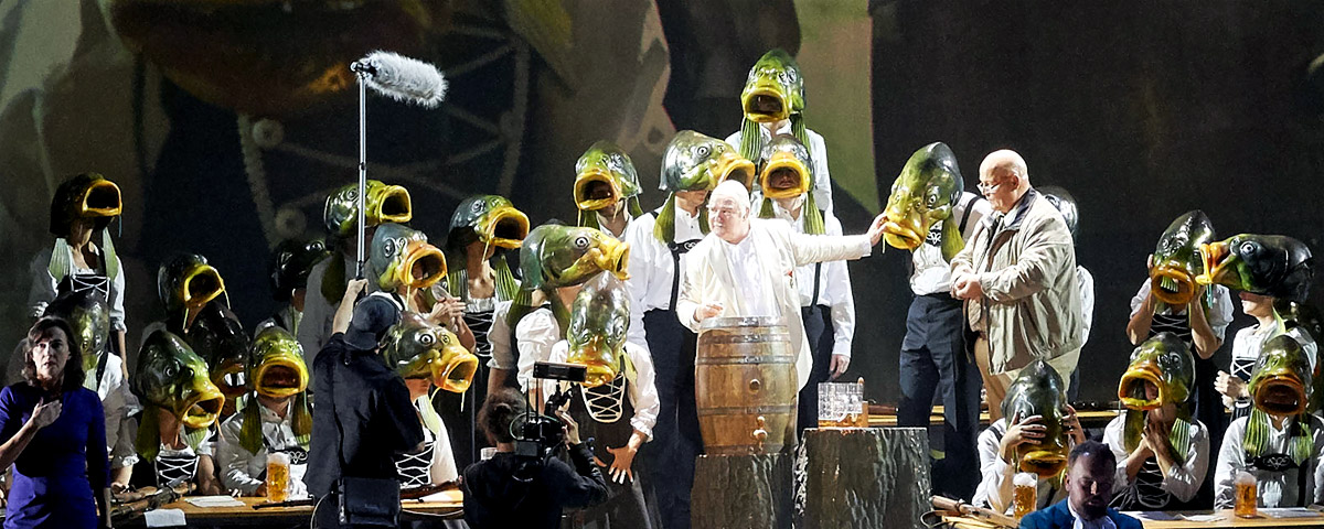 &raquo;Die Weiden&laquo;: Udo Samel als Krachmeyer, ein Komponist, und Wolfgang Bankl als Demagoge (vorne links Sylvie Rohrer als Fernsehreporterin) &copy; Wiener Staatsoper GmbH/Michael P&ouml;hn