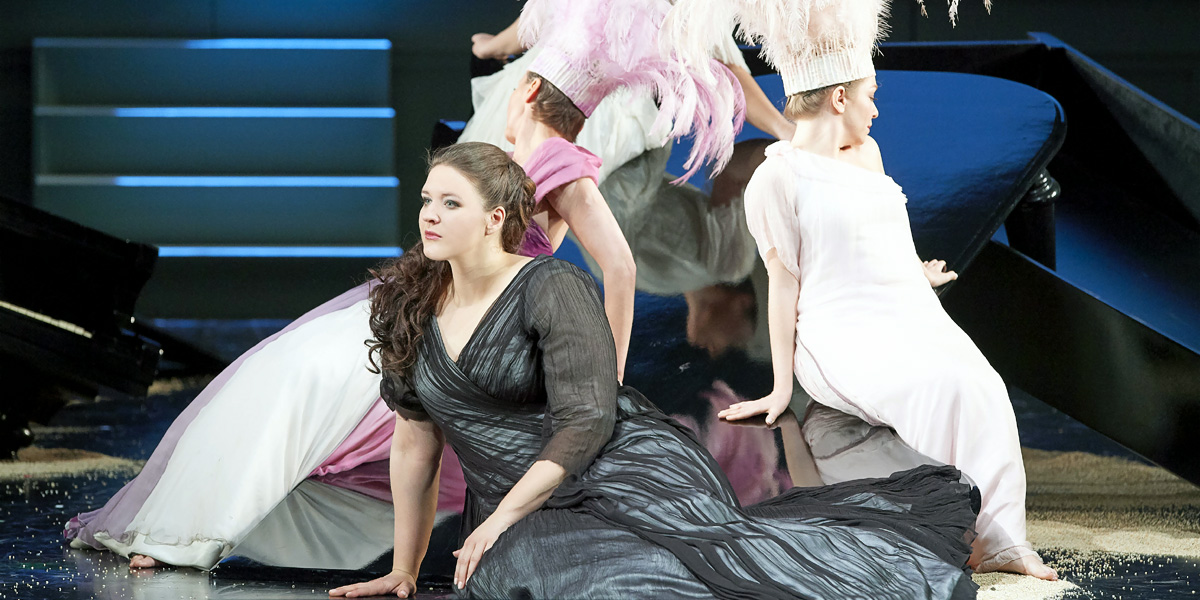 &raquo;Ariadne auf Naxos&laquo;: Lise Davidsen (Ariadne) bei ihrem Haus-Debut. Im Hintergrund Ulrike Helzel (Dryade, links) und Maria Nazarova (Najade) &copy; Wiener Staatsoper GmbH/Michael P&ouml;hn