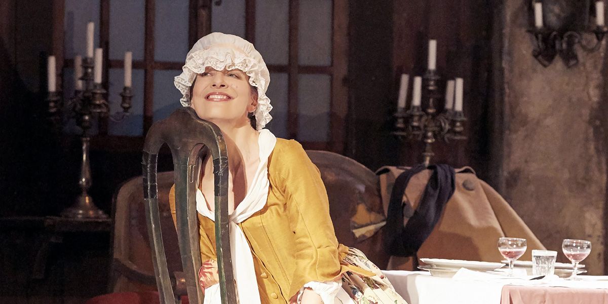 &raquo;Der Rosenkavalier&laquo;, 3. Aufzug: Stephanie Houtzeel als Octavian/Mariandl im &raquo;gew&ouml;hnlichen Beisl&laquo; &copy; Wiener Staatsoper GmbH/Michael P&ouml;hn