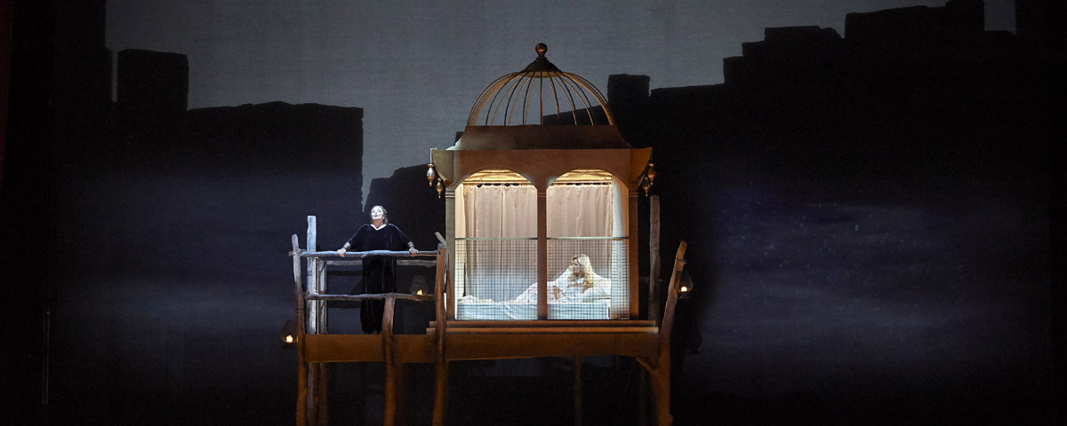 &raquo;Die Frau ohne Schatten&laquo;, 1. Aufzug: Evelyn Herlitzius (Amme) und Camilla Nylund (Kaiserin) im Palast des Kaisers &copy; Wiener Staatsoper GmbH/Michael P&ouml;hn