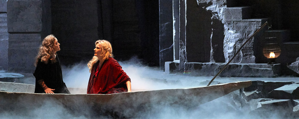 &raquo;Die Frau ohne Schatten&laquo;, 3. Aufzug: Die Amme (Evelyn Herlitzius) und die Kaiserin (Camilla Nylund), bevor sie voneinander scheiden &copy; Wiener Staatsoper GmbH/Michael P&ouml;hn