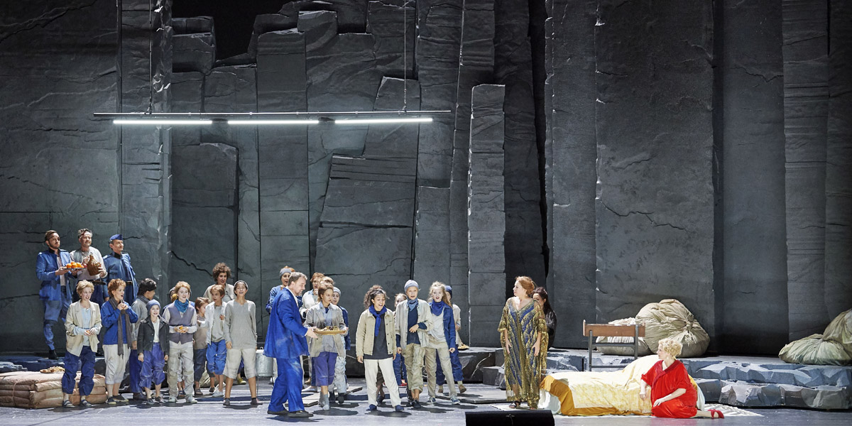&raquo;Die Frau ohne Schatten&laquo;, 2. Akt: Rafael Fingerlos (Der Ein&auml;ugige), Der Bucklige (Michael Laurenz), Marcus Pelz (Der Einarmige), Tomasz Konieczny (Barak), Nina Stemme (Die F&auml;rberin), dahinter, teilweise verdeckt, Mihoko Fujimura (Die Amme), Camilla Nylund (Die Kaiserin) sowie die Opernschule der Wiener Staatsoper &copy; Wiener Staatsoper GmbH/Michael P&ouml;hn