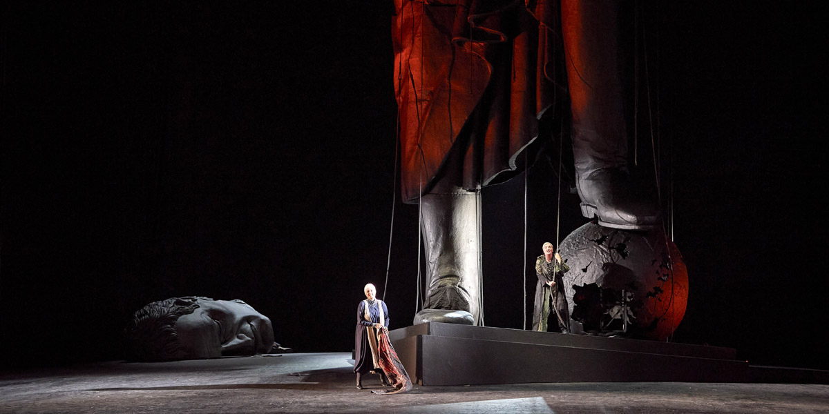&raquo;Elektra&laquo;: Camilla Nylund (Chrysothemis) und Ricarda Merbeth (Elektra) bei ihren Rollen-Debuts an der Wiener Staatsoper in der Wiederaufnahme der Inszenierung von Harry Kupfer &copy; Wiener Staatsoper GmbH/Michael P&ouml;hn