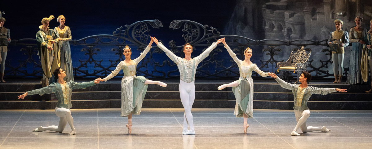 &raquo;Schwanensee&laquo;, 1. Akt: Vadim Muntagirov (Prinz Siegfried) und seine Gef&auml;hrten (Tristan Ridel, Adele Fiocchi, Elena Bottaro und James Stephens) &copy; Wiener Staatsballett/Ashley Taylor