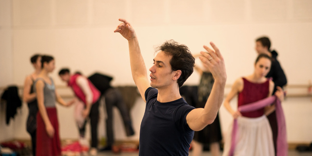 Alexandre Riabko vom Hamburg Ballett bei der Einstudierung von John Neumeiers &raquo;Le Pavillon d&rsquo;Armide&laquo; &copy; Wiener Staatsballett/Ashley Taylor