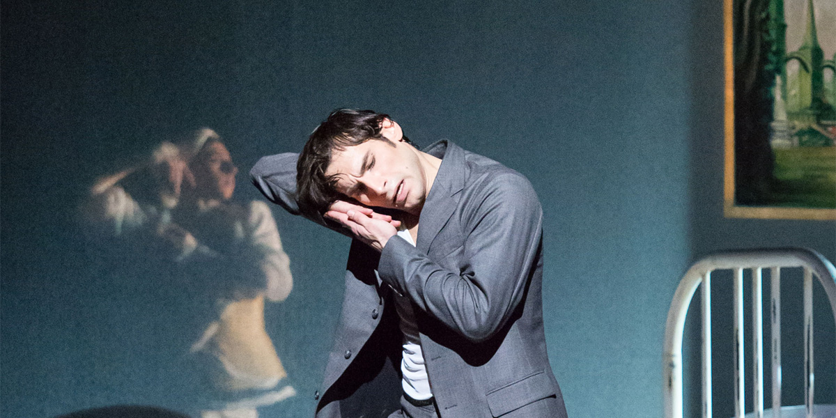 John Neumeiers &raquo;Le Pavillon d&rsquo;Armide&laquo;: Mihail Sosnovschi als Der Mann (Vaslaw Nijinsky) und, im Hintergrund, Denys Cherevychko als Vaslaw Nijinskys alter ego &copy; Wiener Staatsballett/Ashley Taylor