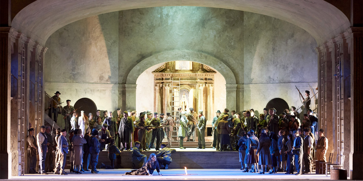 &raquo;Il trovatore&laquo;, 2. Akt: Das Zigeunerlager im Spanien Gernal Francos mit Acuzena (Luciana D&rsquo;Intino) vor ihrer gro&szlig;en Scene &raquo;Stride la vampa&laquo; &copy; Wiener Staatsoper GmbH/Michael P&ouml;hn