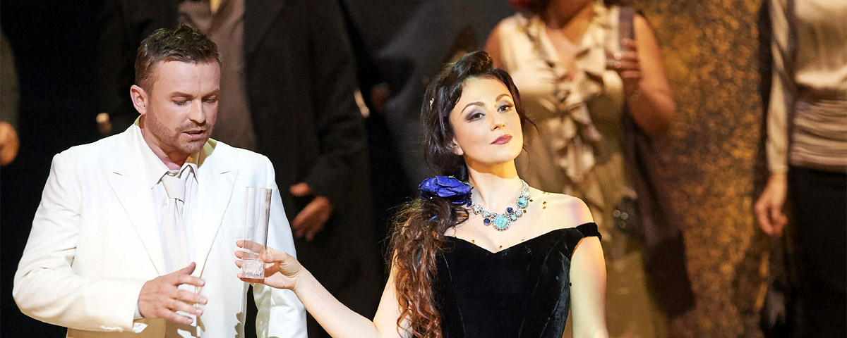 &raquo;La traviata&laquo;, 1. Akt: Violetta Val&eacute;ry (Irina Lungu) und Alfredo Germont (Pavol Breslik) beim &raquo;Brindisi&laquo; &copy; Wiener Staatsoper GmbH/Michael P&ouml;hn