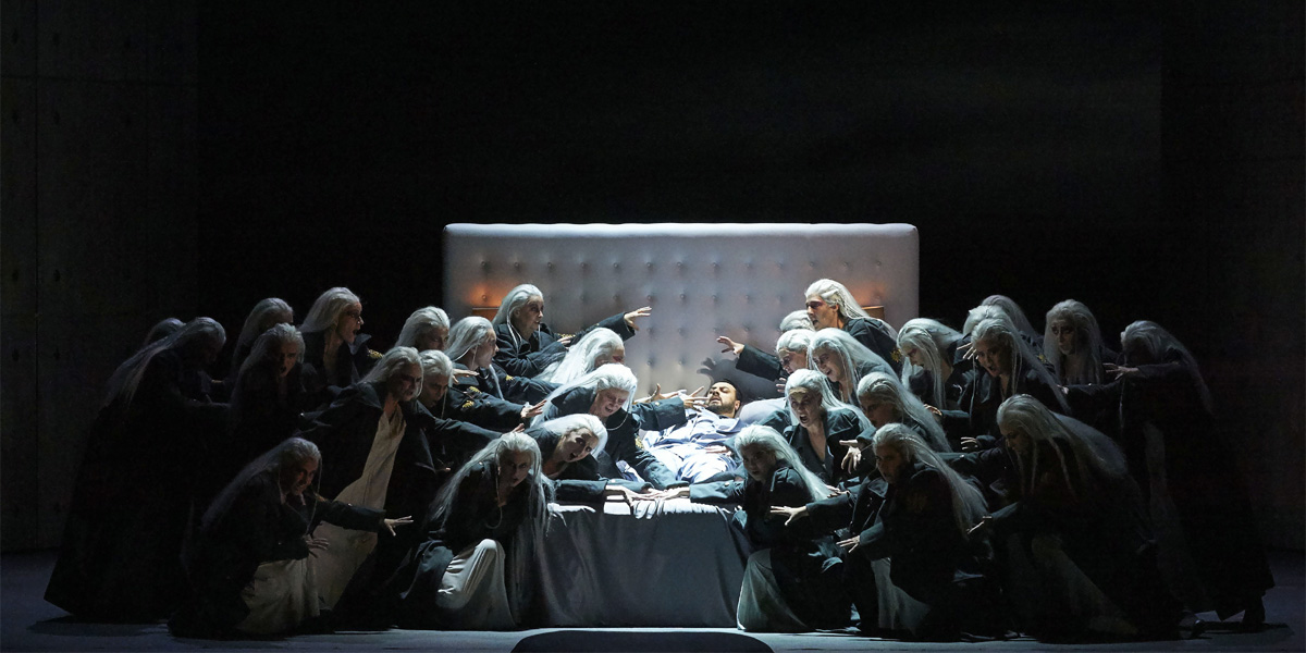 &raquo;Macbeth&laquo;, 2. Akt: In Christian R&auml;ths Scene erscheinen die Hexen  (Damen des Wiener Staatsopernchors) Macbeth (George Petean), w&auml;hrend dieser allein in seinem Bett liegt. &copy; Wiener Staatsoper GmbH/Michael P&ouml;hn