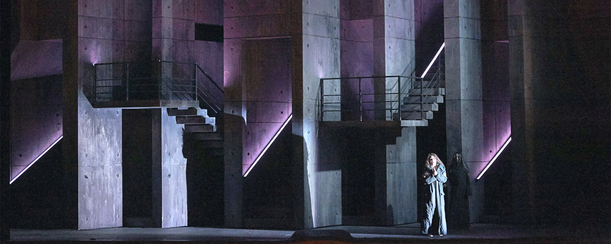 &raquo;Macbeth&laquo;, 4. Akt: Die Schlafwandelszene der Lady Macbeth (Tatiana Serjan) in der von Christian R&auml;th verantworteten Inszenierung &copy; Wiener Staatsoper GmbH/Michael P&ouml;hn