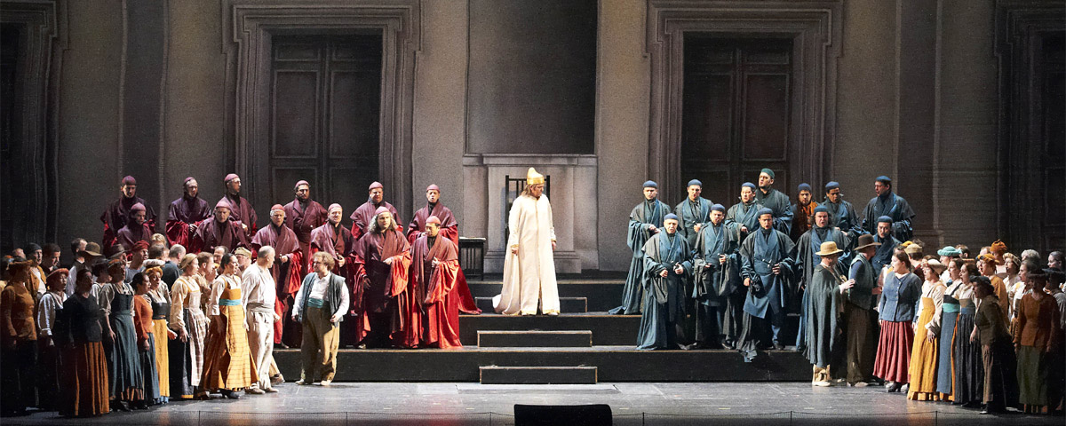 &raquo;Simon Boccanegra&laquo;: Die Ratsszene des 1. Aktes im B&uuml;hnenbild von Stefan Mayer (Kost&uuml;me: Moidele Bickel) &copy; Wiener Staatsoper GmbH/Michael P&ouml;hn