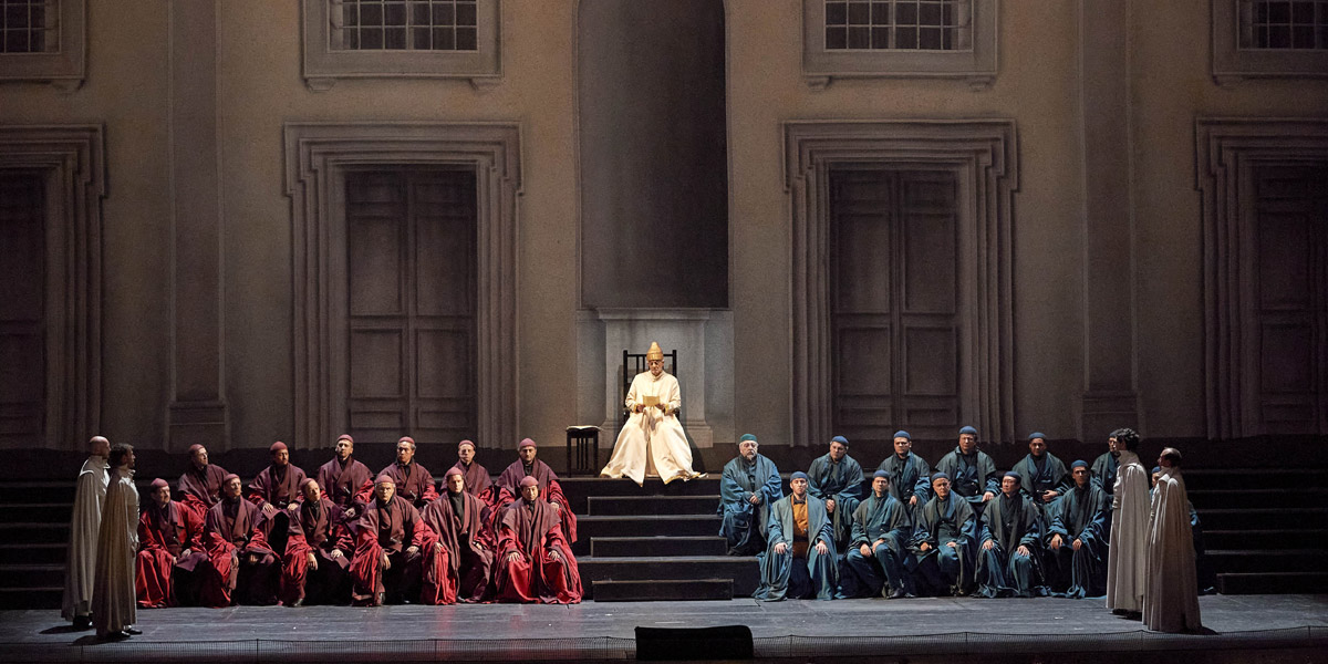 &raquo;Simon Boccanegra&laquo;, 1. Akt: Pl&aacute;cido Domingo (Simon Boccanegra) in der gro&szlig;en Ratsszene inmitten der Patrizier und Plebejer (die Herren des Staatsopernchores) mit Dan Paul Dumitrescu (Pietro) und Attila Mokus (Paolo) &copy; Wiener Staatsoper GmbH/Michael P&ouml;hn