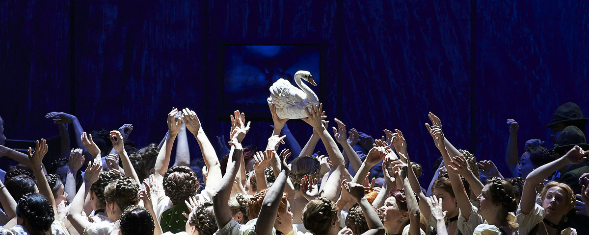 &raquo;Lohengrin&laquo;, 1. Akt: Die Erscheinung des Schwanes k&uuml;ndigt die Ankunft Lohengrins an (Wiener Staatsopernchor) &copy; Wiener Staatsoper GmbH/Michael P&ouml;hn