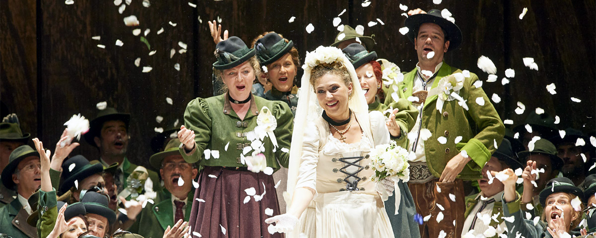 &raquo;Lohengrin&laquo;, 2. Akt: Elsa (Annette Dasch) auf dem Weg zum M&uuml;nster in der Lesart von Andreas Homoki &copy; Wiener Staatsoper GmbH/Michael P&ouml;hn