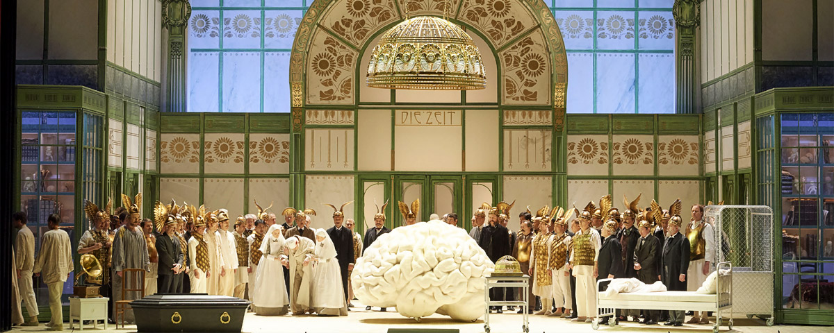 &raquo;Parsifal&laquo;, 3. Aufzug: Fl&uuml;gelbehelmte Geistesgr&ouml;&szlig;en aus dem Wien des Otto Wagner und Patienten des Wagner-Spitals als Gralsritter des Alvis Hermanis &copy; Wiener Staatsoper GmbH/Michael P&ouml;hn