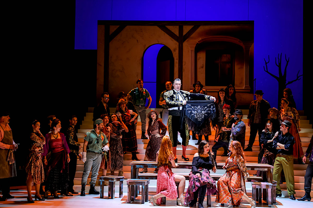 &raquo; Carmen &laquo;, 2. Akt: Gezim Berisha (Zuniga), Loes Cools (Frasquita), Natalia Ushakova (Carmen), Domenica Radlmaier (Merc&eacute;d&egrave;s), dahinter Thomas Weinhappel (Escamillo) sowie Ballett und Chor der B&uuml;hne Baden &copy; B&uuml;hne Baden/Lalo Jodlbauer