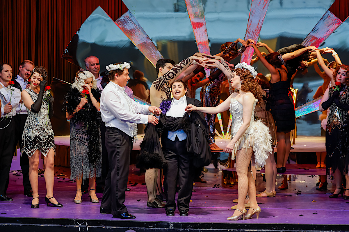 &raquo; Die Cs&aacute;rd&aacute;sf&uuml;rstin&#8239;&laquo;, 1. Akt: Iurie Ciobanu (Edwin Ronald von und zu Lippert-Weylersheim), Tania Golden (Ferenc Ritter Kerekes) und Alma Sad&eacute; (Sylva Varescu) beim Heiratsversprechen im Budapester Orpheum &copy; Christian Husar/B&uuml;hne Baden