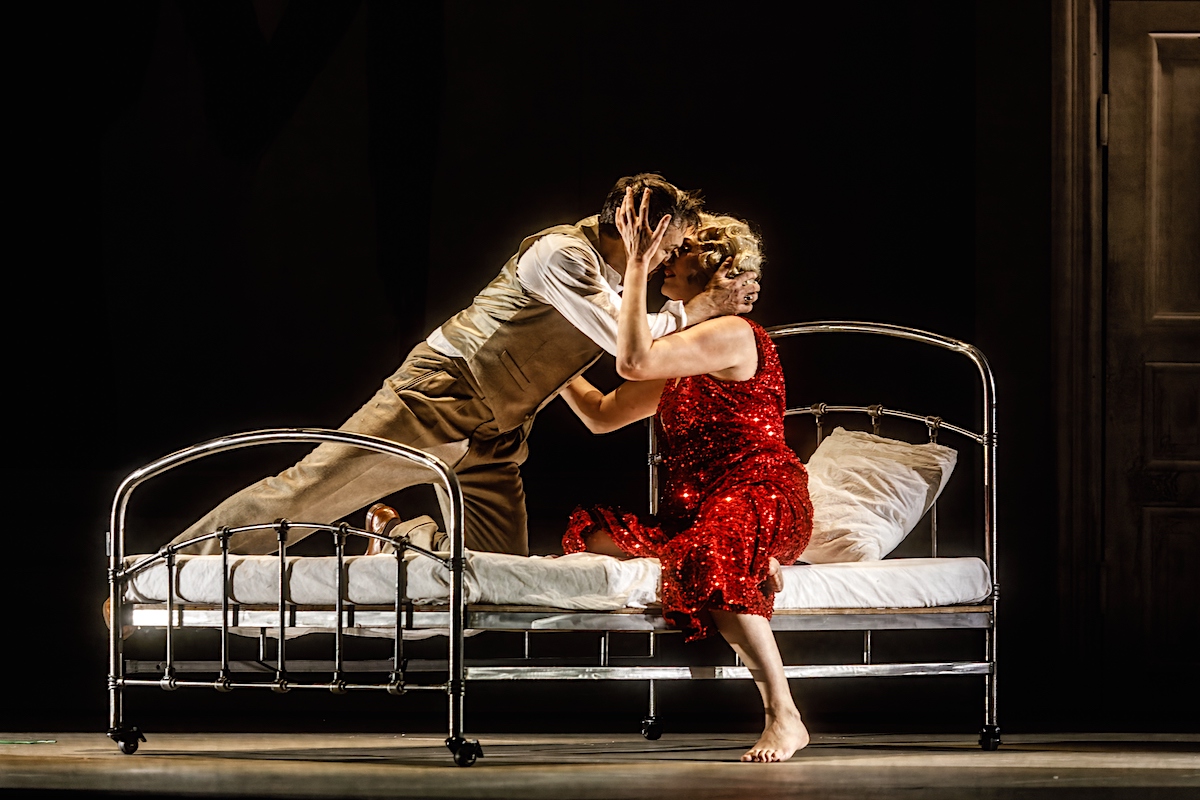&raquo; Die tote Stadt &laquo;: Erica Eloff als Marie/Marietta und Andreas Hermann als Paul &copy; Landestheater Linz/Philip Brunnader