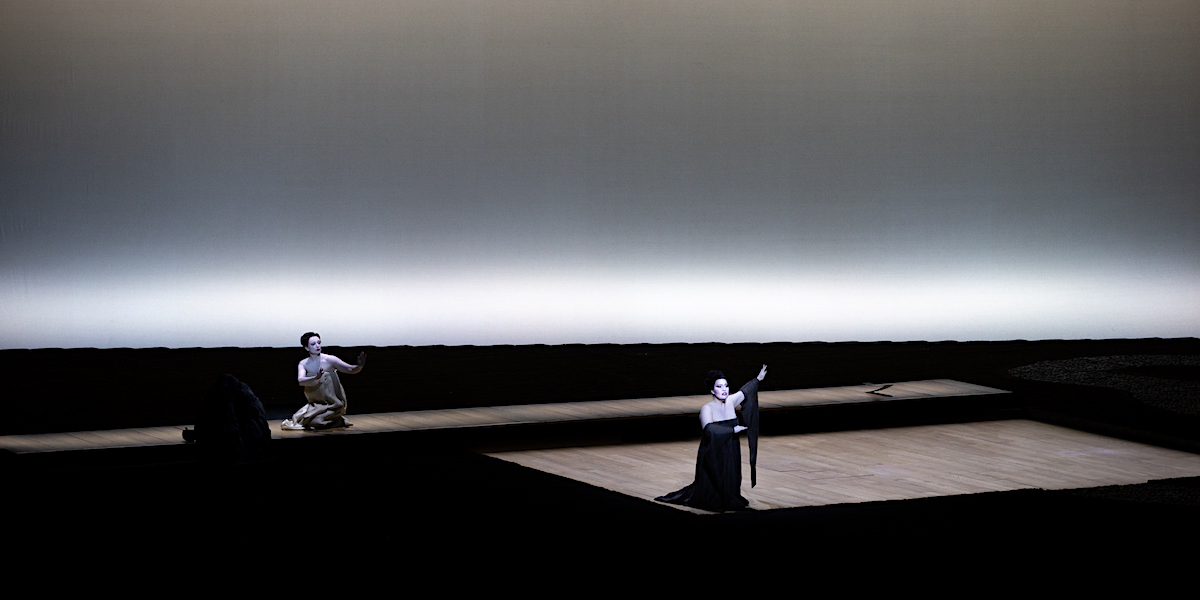 &raquo;&#8239;Madama Butterfly&#8239;&laquo;, 2. Akt: Aude Extr&eacute;mo (Suzuki) und Elena Stikhina (Cio-Cio-San) &copy; Chlo&eacute; Bellm&egrave;re/Op&eacute;ra national de Paris