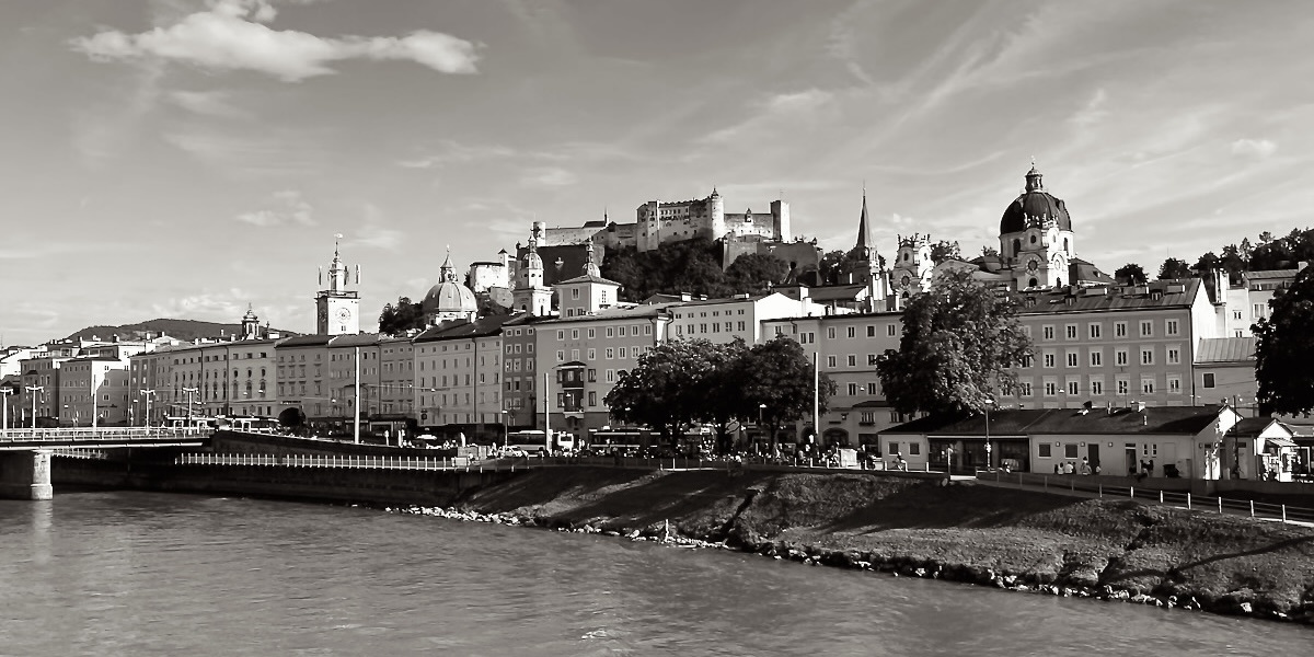 Salzburg. Blick &uuml;ber die Salzach auf die Altstadt mit dem Dom und der Festung Hohensalzburg.<br /><q lang="de">Salzburg ist das Herz vom Herzen Europas. Es liegt in der Mitte zwischen S&uuml;d und Nord, zwischen Berg und Ebene, zwischen der Schweiz und den slawischen L&auml;ndern.</q> (Hugo&nbsp;von&nbsp;Hofmannsthal,&nbsp;1920) &copy; Thomas Prochazka