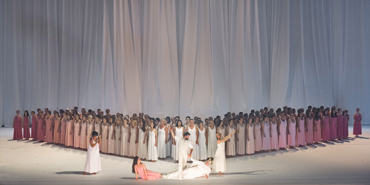 &raquo;Don Giovanni&laquo;, 2. Akt: Federica Lombardi (Donna Elvira), Nadezhda Pavlova (Donna Anna), David Steffens (Masetto), Michael Spyres (Don Ottavio), Anna Lucia Richter (Zerlina) und die eigens f&uuml;r diese Produktion ausgew&auml;hlten 150&nbsp;Statistinnen &copy; Salzburger Festspiele/Monika Rittershaus