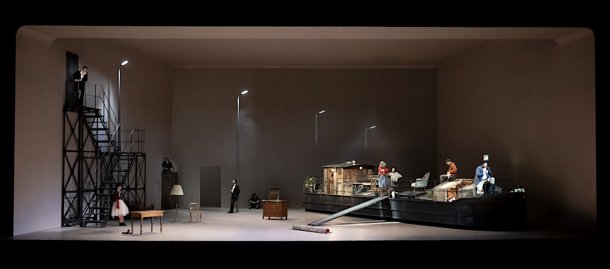 &raquo;&#8239;Il trittico&#8239;&laquo; &mdash; &raquo;&#8239;Il tabarro&#8239;&laquo;: Das Ufer der Seine zur Zeit Giacomo Puccinis in der Sichtweise von Etienne Pluss (B&uuml;hne) und Christof Loy (Regie) &copy; Salzburger Festspiele/Monika Rittershaus