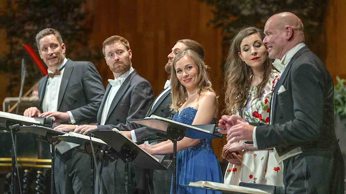Richard Strauss: &raquo;&#8239;Capriccio&#8239;&laquo;: Mika Kares (La Roche, der Theaterdirektor), Sebastian Kohlhepp (Flamand, ein Musiker), Konstantin Krimmel (Olivier, ein Dichter), Elsa Dreisig (Die Gr&auml;fin), &Egrave;ve-Maud Hubeaux (Die Schauspielerin Clairon) und Bo Skovhus (Der Graf, Bruder der&nbsp;Gr&auml;fin) &copy; Salzburger Festspiele/Marco Borelli