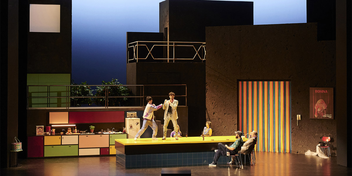 &raquo;Le nozze di Figaro&laquo;, 1. Akt: Emily D'Angelo (Cherubino), Riccardo Fassi (Figaro), Liubov Medvedeva (Barbarina), Nadine Sierra (Susanna), David O&scaron;trek (Antonio) und Stephan R&uuml;gamer (Don Basilio) &copy; Staatsoper unter den Linden, Berlin/Matthias Baus