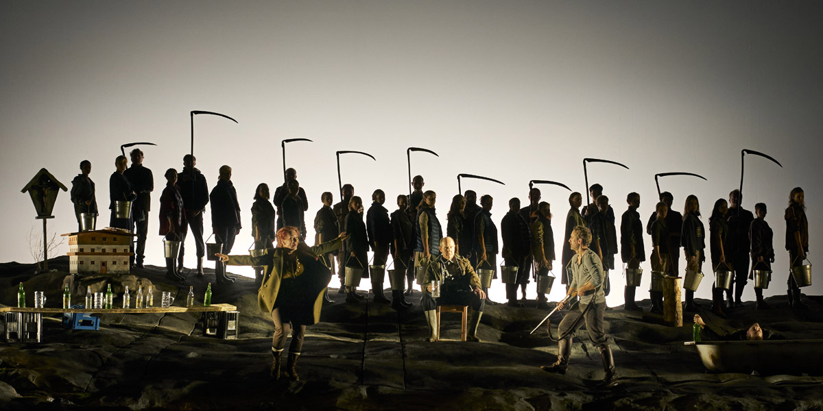 &raquo;&#8239;La Wally&#8239;&laquo;, 1. Akt: Izabela Matula (Wally), Alastair Miles (Stromminger), Jacques Imbrailo (Vincenzo Gellner) und, im Hintergrund, die Mitglieder des Arnold Schoenberg Chors &copy; Theater an der Wien/Herwig Prammer