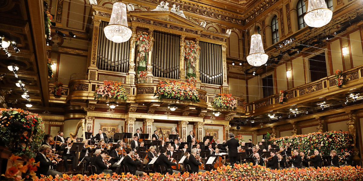 Riccardo Muti und die Wiener Philharmoniker bei einem hoffentlich einmaligen Neujahrskonzert ohne Publikum im Goldenen Saal des Wiener Musikvereins &copy; Wiener Philharmoniker/Dieter Nagl