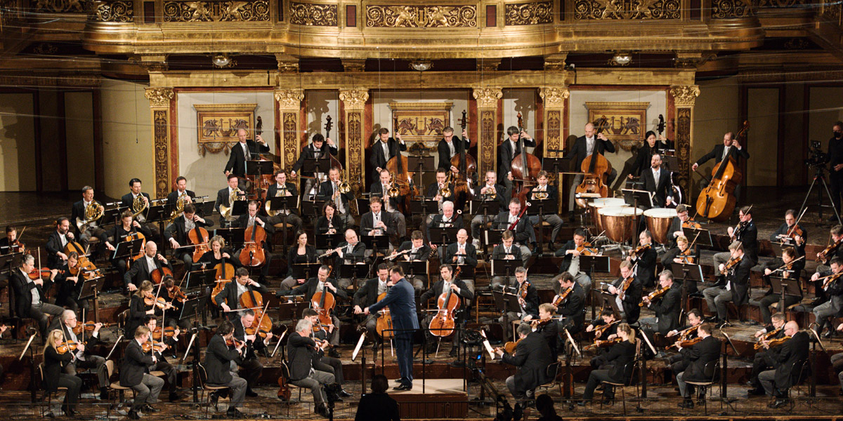 Christian Thielemann und die Wiener Philharmoniker im leeren Goldenen Saal des Wiener Musikvereins bei der Aufnahme der 1.&nbsp;Symphonie von Anton Bruckner &copy; Wiener Philharmoniker/Terry Linke