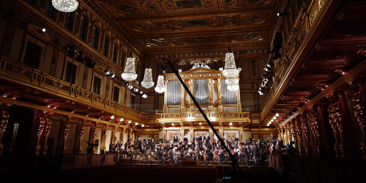 Die Wiener Philharmoniker vor dem Abonnement-Konzert mit Franz Welser-M&ouml;st, <abbr>COVID-19</abbr>-bedingt im leeren, doch stimmungsvoll ausgeleuchteten Goldenen Saal des Wiener Musikvereins &copy; Wiener Philharmoniker/Benjamin Morrison