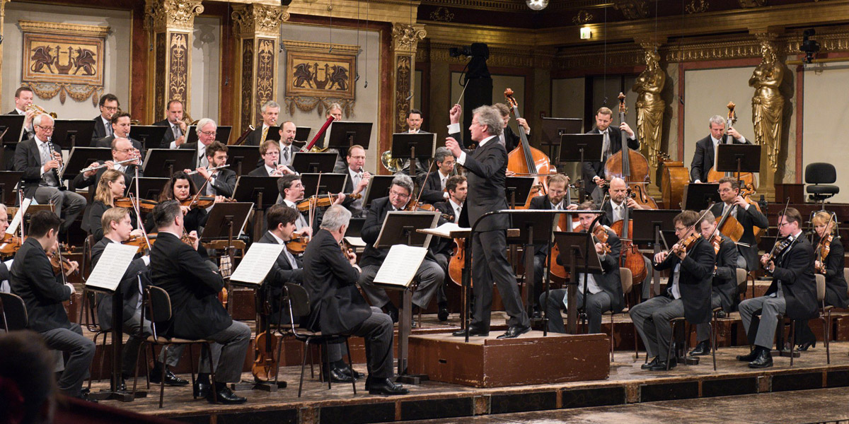 Franz Welser-M&ouml;st am Pult der Wiener Philharmoniker im letzten der drei Konzerte nach dem ersten &raquo;<abbr>COVID-19</abbr>-Lockdown&laquo; im Juni&nbsp;2020 &copy; Wiener Philharmoniker/Dieter Nagl