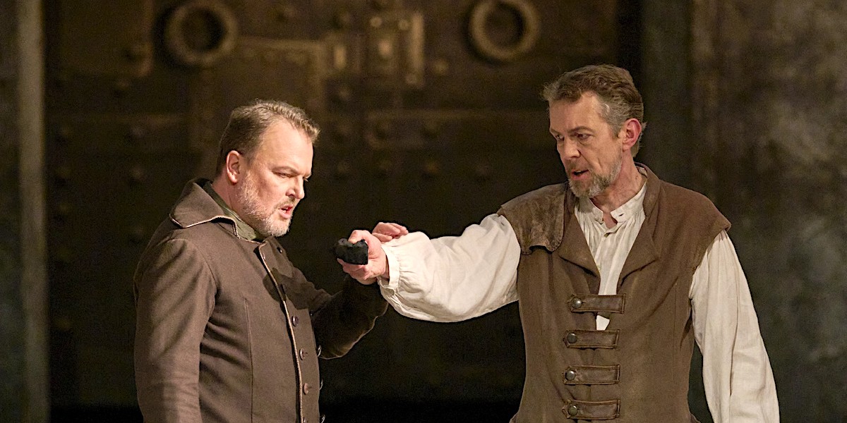 &raquo;&#8239;Fidelio&#8239;&laquo;, 1. Aufzug: Tomasz Konieczny (<em>Don Pizarro</em>) und Georg Zeppenfeld bei seinem Wiener Rollen-Debut als <em>Rocco</em> &copy; Wiener Staatsoper/Michael P&ouml;hn