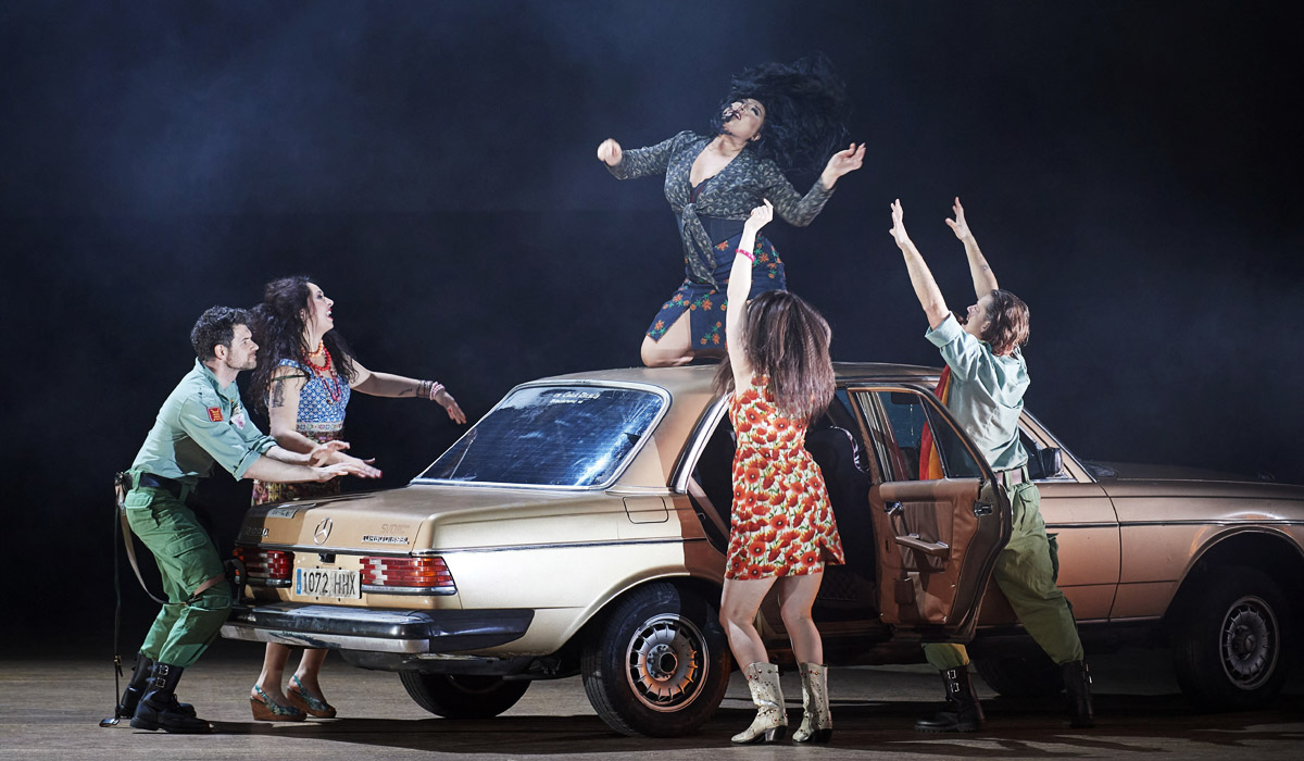 &raquo;Carmen&laquo;, 2. Akt: Martin H&auml;&szlig;ler (Moral&egrave;s), Szilvia V&ouml;r&ouml;s (Merc&eacute;d&egrave;s), Carmen Anita Rachvelishvili (Carmen), Sl&aacute;vka Z&aacute;mecn&iacute;kov&aacute; (Frasquita) und Peter Kellner (Zuniga) &copy; Wiener Staatsoper GmbH/Michael P&ouml;hn