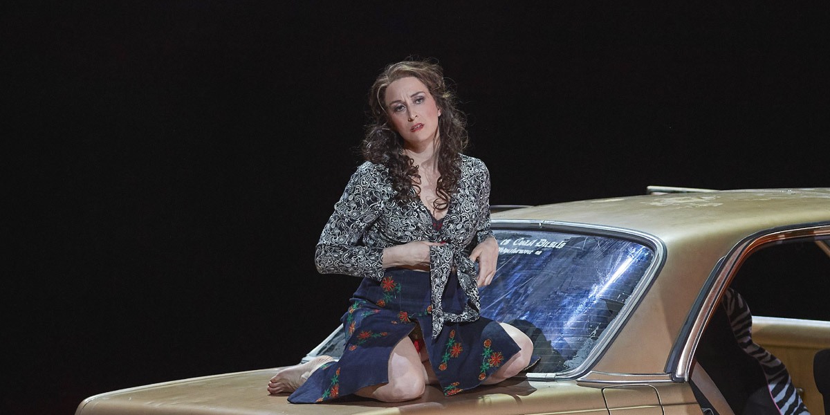&raquo;Carmen&laquo;, 2. Akt: Mich&egrave;le Losier bei ihrem Wiener Rollen-Debut als Carmen in der Inszenierung von Calixto Bieito und dem B&uuml;hnenbild von Alfons Flores &copy; Wiener Staatsoper GmbH/Michael P&ouml;hn