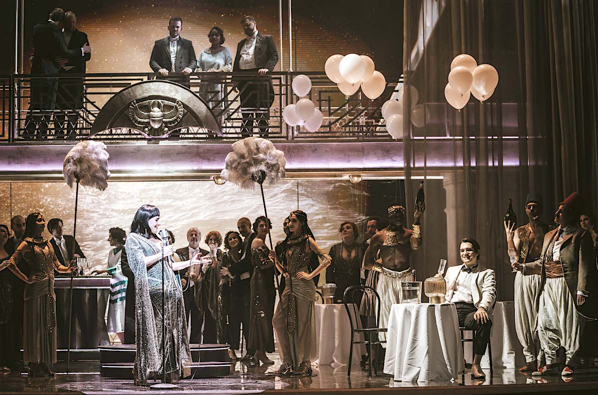 &raquo;&#8239;Giulio Cesare in Egitto&#8239;&laquo;, 2. Akt: Cecilia Bartoli (Cleopatra), Carlo Vistoli (Giulio Cesare) und das Ensemble beim &raquo;&#8239;Captain&rsquo;s Dinner&#8239;&laquo; in Davide Livermores Inszenierung &copy; OMC &mdash; Marco Borelli