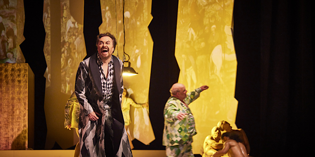 &raquo; Le Grand Macabre &laquo;, 1. Bild: Georg Nigl (Nekrotzar), Gerhard Siegel (Piet vom Fass) und das Ensemble &copy; @ <a href="https://marcelurlaub.com">marcelurlaub.com</a>