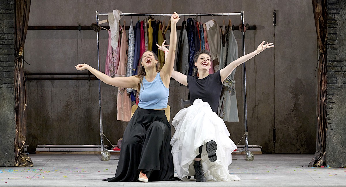 &raquo;&#8239;Cos&igrave; fan tutte&#8239;&laquo;, 1. Akt: Federica Lombardi (Fiordiligi) und Emily D'Angelo (Dorabella) als hoffnungsvoller S&auml;ngernachwuchs auf einer von Barrie Kosky ersonnenen Theaterprobe &copy; Wiener Staatsoper GmbH/Michael P&ouml;hn