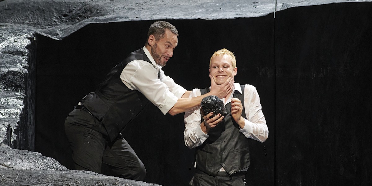 &raquo; Don Giovanni &laquo;, 2. Akt: Kyle Ketelsen (Don Giovanni) und Philippe Sly (Leporello) in der Friedhofsszene der das Schauspiel in den Vordergrund r&uuml;ckenden Sichtweise von Barry Kosky &copy; Wiener Staatsoper GmbH/Michael P&ouml;hn