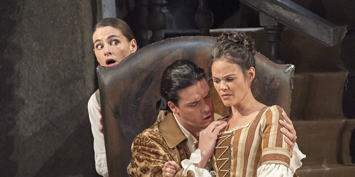 &raquo;Le nozze di Figaro&laquo;, 1. Akt: Patricia Nolz (Cherubino), Andr&egrave; Schuen (Conte di Almaviva) und Regula M&uuml;hlemann (Susanna) &copy; Wiener Staatsoper GmbH/Michael P&ouml;hn