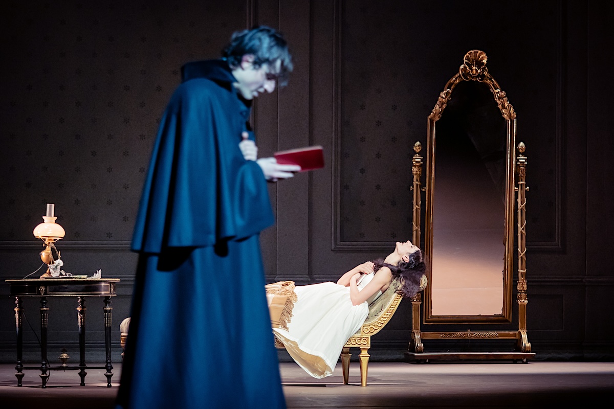 &raquo;&#8239;Die Kameliendame&#8239;&laquo;, 3. Akt: Armand (Timoor Afshar) liest in den Aufzeichnungen Marguerites (Ketevan Papava) &copy; Wiener Staatsballett/Ashley Taylor